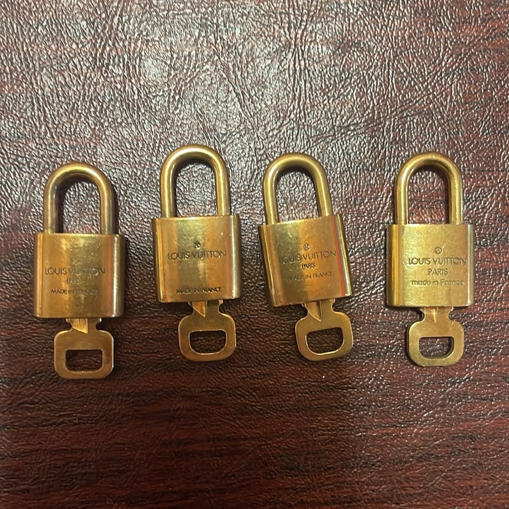 Authentic - Pick One Lv Lock And Key - image 2